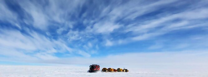 Trip Balearen beliebtes Urlaubsziel – Antarktis - Null Bewohner, Millionen Pinguine und feste Dimensionen. Am südlichen Ende der Erde, wo die Sonne nur zwischen Frühjahr und Herbst über dem Horizont aufgeht, liegt der 7. Kontinent, die Antarktis. Riesig, bis auf ein paar Forscher unbewohnt und ohne offiziellen Besitzer. Eine Welt, die überrascht, bevor Sie sie sehen. Deshalb ist ein Besuch definitiv etwas für die Schatzkiste der Erinnerung und allein die Ausmaße dieser Destination sind eine Sache für sich. Du trittst aus deinem gemütlichen Hotelzimmer und es begrüßt dich die warme italienische Sonne. Du blickst auf den atemberaubenden Gardasee, der in zahlreichen Blautönen schimmert - von tiefem Dunkelblau bis zu funkelndem Türkis. Majestätische Berge umgeben dich, während die Brise sanft deine Haut streichelt und der Duft von blühenden Zitronenbäumen deine Nase kitzelt. Du schlenderst die malerischen, engen Gassen entlang, vorbei an farbenfrohen, blumengeschmückten Häusern. Vereinzelt unterbricht das fröhliche Lachen der Einheimischen die friedvolle Stille. Du fühlst dich wie in einem Traum, der nicht enden will. Jeder Schritt führt dich zu neuen Entdeckungen und Abenteuern. Du probierst die köstliche italienische Küche mit ihren frischen Zutaten und verführerischen Aromen. Die Sonne geht langsam unter und taucht den Himmel in ein leuchtendes Orange-rot - ein spektakulärer Anblick.