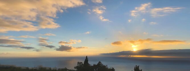 Trip Balearen Insel Urlaub - La Palma macht ihrem Beinamen, die Schöne, alle Ehre. Das Kleinod im Atlantik erstrahlt in sattem Grün, verziert mit hübschen landestypischen Villen in den weit gestreuten Dörfern, eingerahmt von weichen Wellen des dunkelblauen atlantischen Ozeans, am Himmel ziehen malerische Formationen, bauschiger weißer Schäfchenwolken. Eine Bilderbuchidylle zum Verlieben. Die beliebtesten Orte für La Palma Ferien, locken mit besten Angebote für Hotels und Ferienunterkünfte mit Werbeaktionen, Rabatten, Sonderangebote für La Palma Urlaub buchen. Reisedaten eingeben und Hotel Flug Mietwagen Attraktionen Taxis für eine La Palma Reise flexibel buchen. Sollten sich die Pläne ändern, sind viele der Unterkünfte und Zimmer auf La Palma kostenfrei stornierbar.
